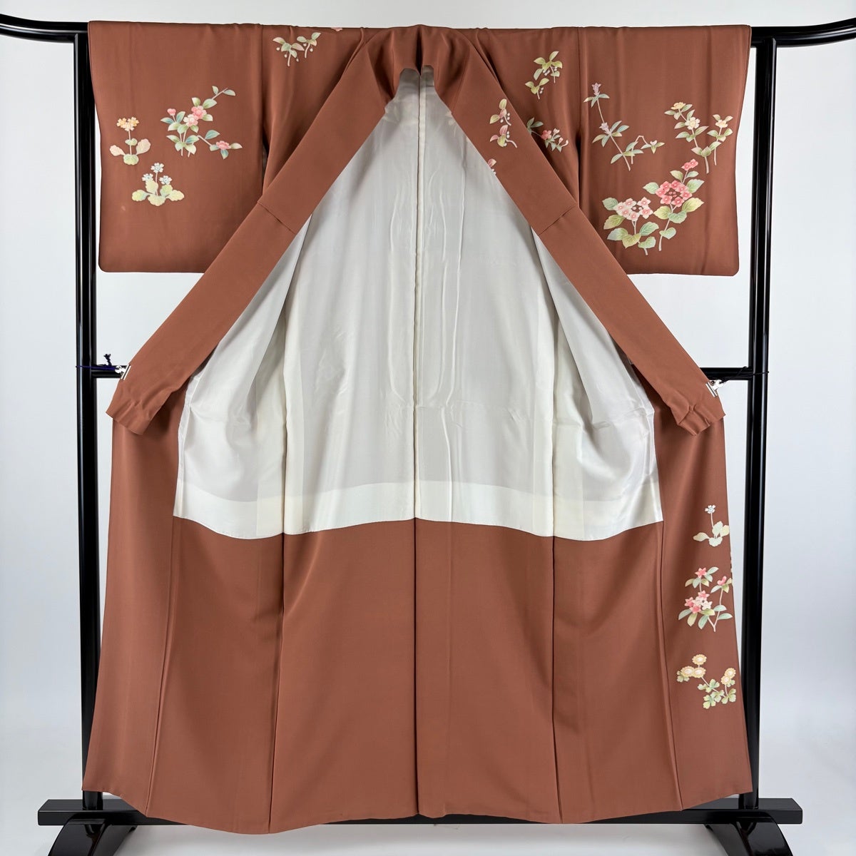 【美品】 訪問着 身丈157cm 裄丈63cm 正絹 秀品 【中古】 訪問着 身丈157cm 裄丈63cm S 袷 落款あり 草花 赤茶 正絹 秀品｜中古