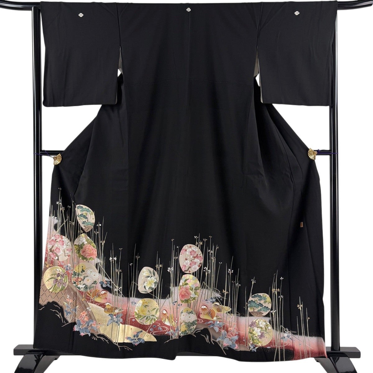 黒留袖 美品 秀品 身丈159cm 裄丈64cm 正絹 【中古】 黒留袖 身丈159cm 裄丈64.5cm M 袷 落款あり 草花 鴛鴦 箔 金銀彩 黒