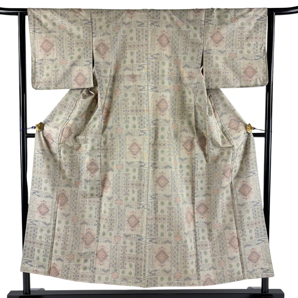 【美品】 紬 身丈150cm 裄丈62cm 正絹 秀品 【中古】 紬 身丈150cm 裄丈62.5cm S 袷 菱 松 灰茶 正絹 秀品｜中古・古着