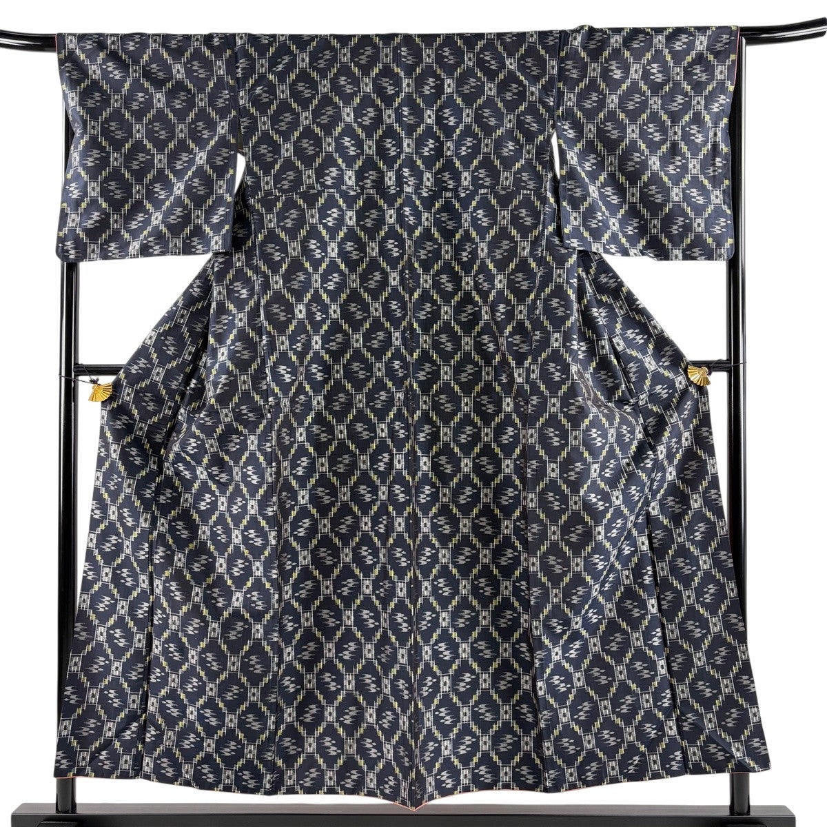 【美品】 紬 身丈159.5cm 裄丈66cm 正絹 逸品 【中古】 紬 身丈154.5cm 裄丈66cm M 袷 燕 幾何学模様 濃紺 正絹 秀品｜中古