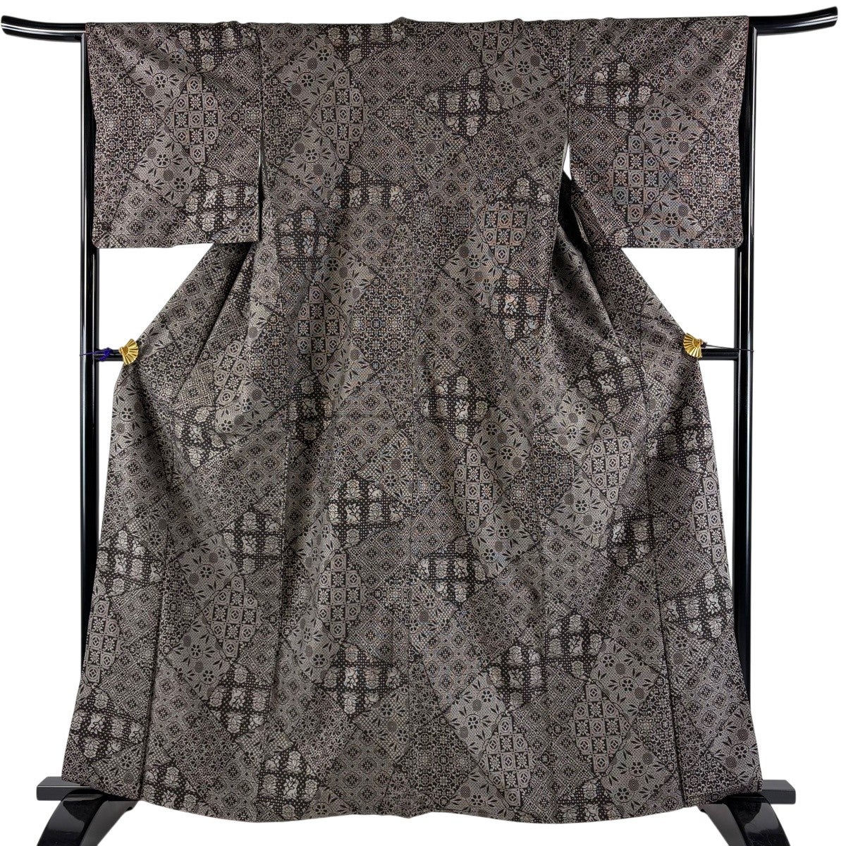 【美品】 紬 身丈162cm 裄丈65cm 正絹 秀品 【中古】 美品】 紬 身丈162.5cm 裄丈65cm M 袷 葉と実 シルエット 焦茶色 正絹