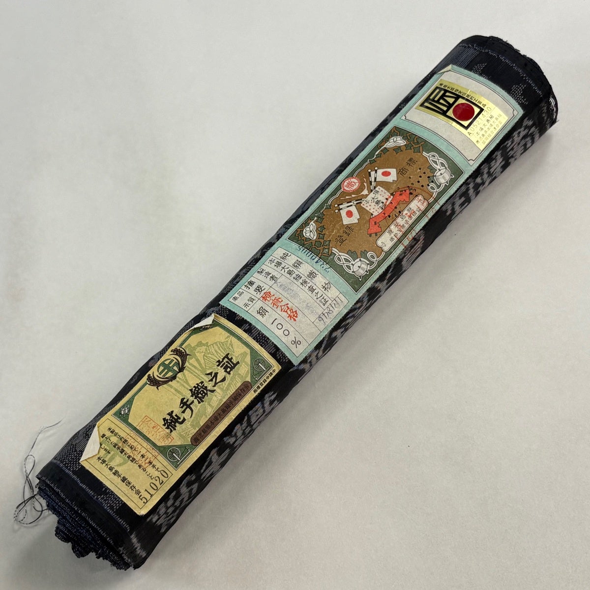 反物 秀品 大島紬 証紙 草花 ヱ霞 黒 正絹｜中古・古着・リサイクル