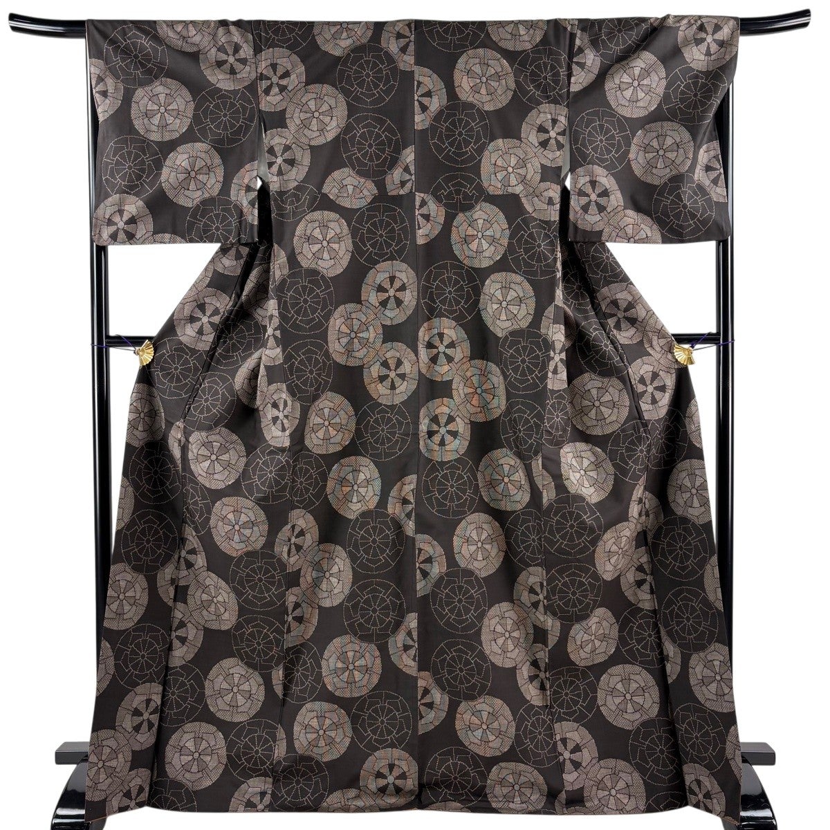 紬 美品 名品 身丈167cm 裄丈69cm 正絹 【中古】 紬 身丈167.5cm 裄丈68.5cm L 袷 ますいわ屋 蝶 墨色 正絹 秀品｜中古