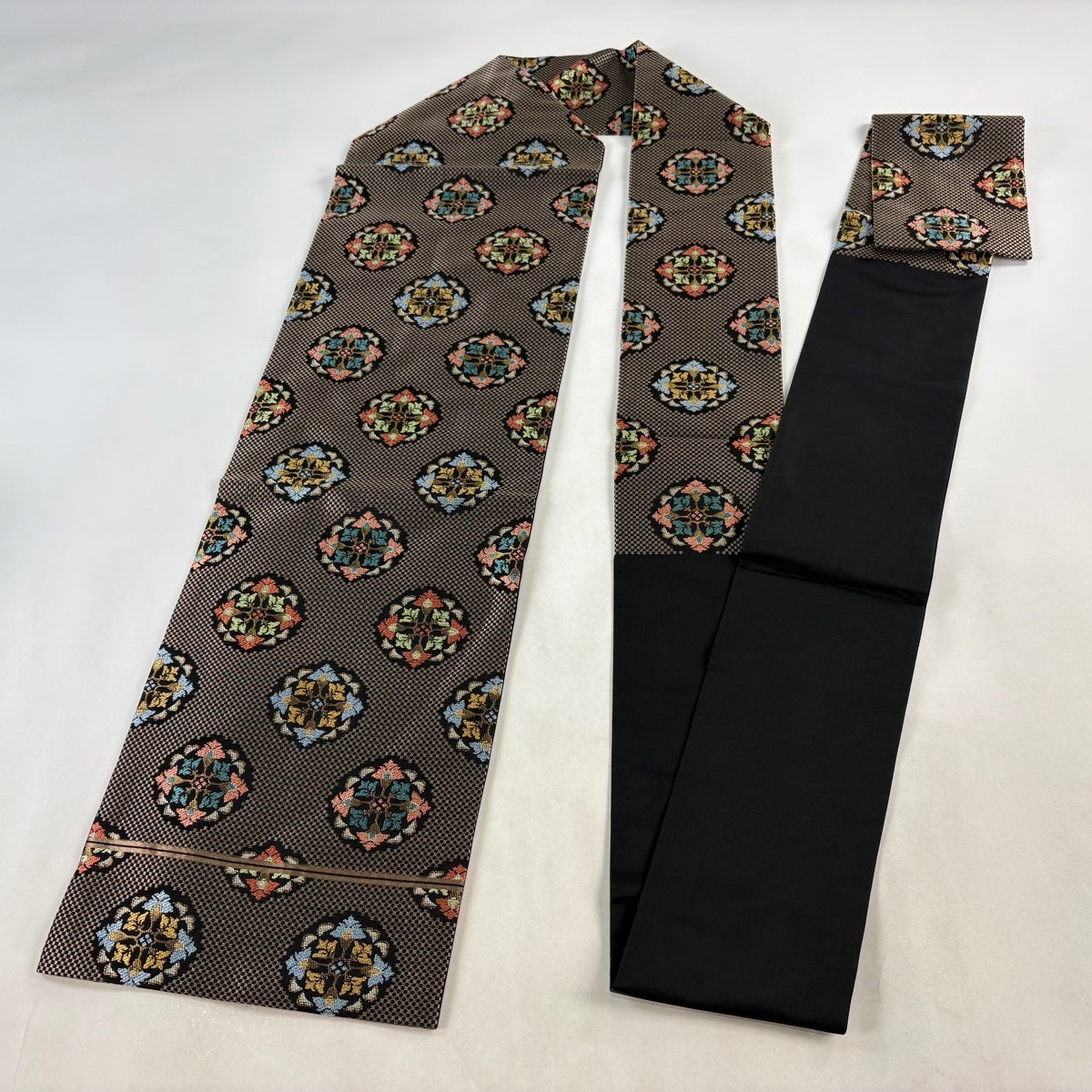 美品】 名古屋帯 名品 川島織物 落款あり 華文 金糸 黒 正絹｜中古