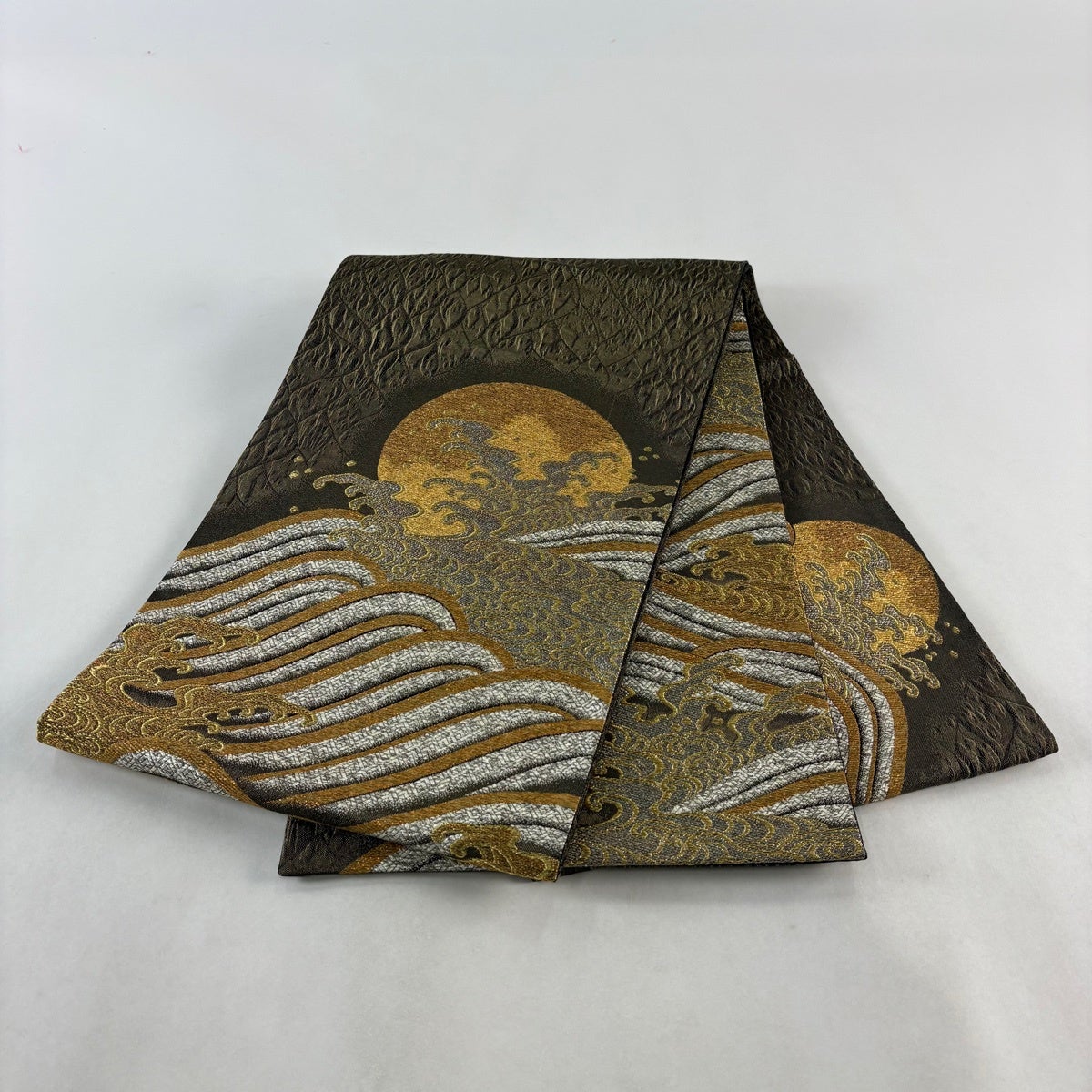 袋帯 美品 名品 水辺の風景 樹木 ラメ箔 箔 黒 お太鼓柄 正絹 【中古】 美品】 袋帯 名品 風景 波頭 箔 金糸 茶緑色 お太鼓柄 正絹｜中古