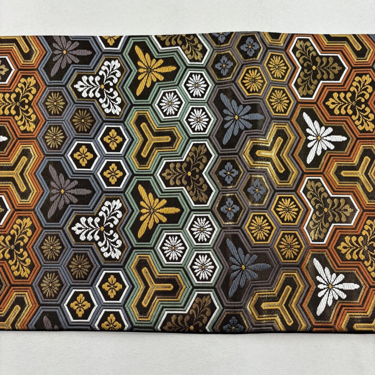 美品】 袋帯 名品 毘沙門亀甲 花 箔 有職唐織 黒 六通 正絹｜中古
