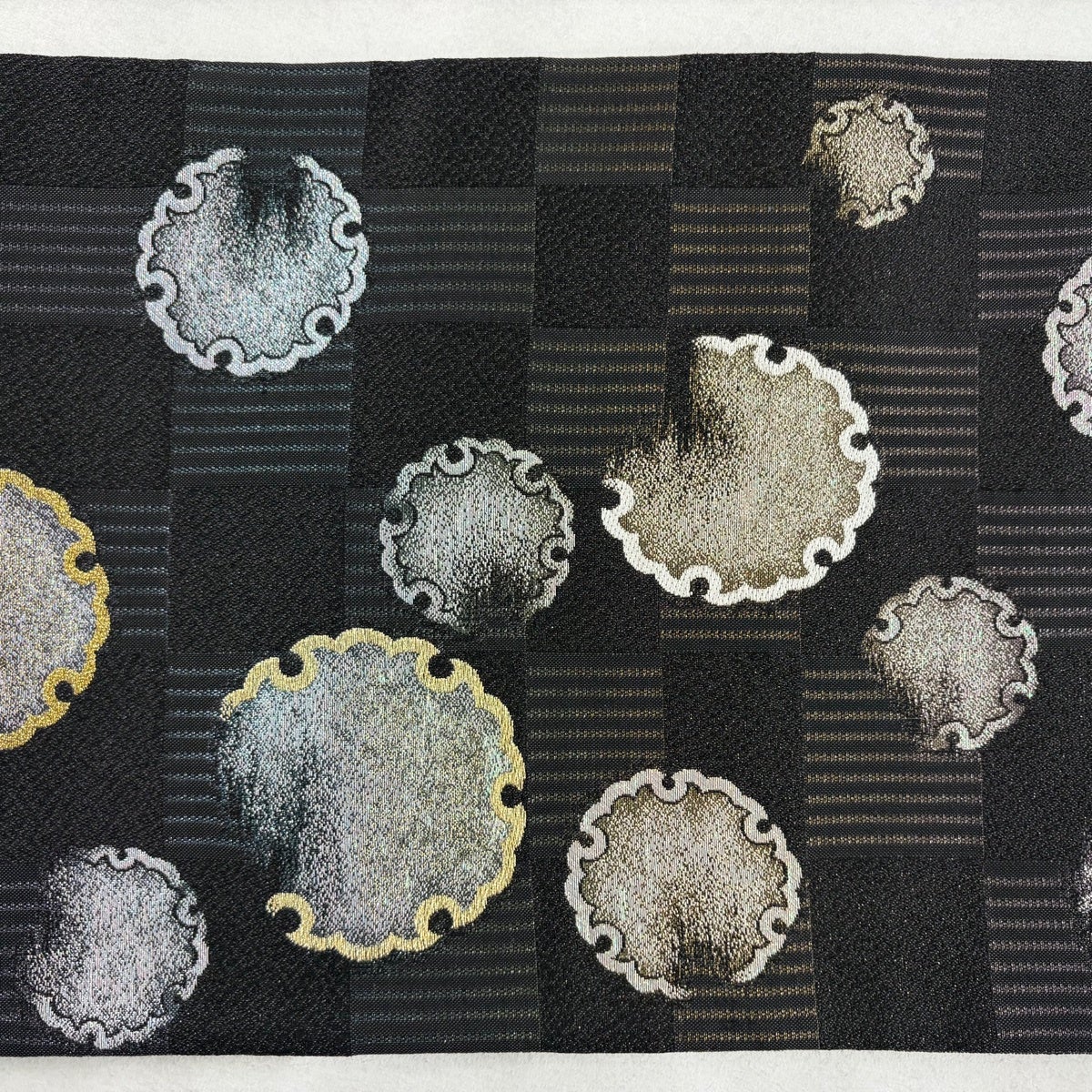 美品】 袋帯 名品 雪輪 市松 箔 金糸 黒 六通 正絹｜中古・古着