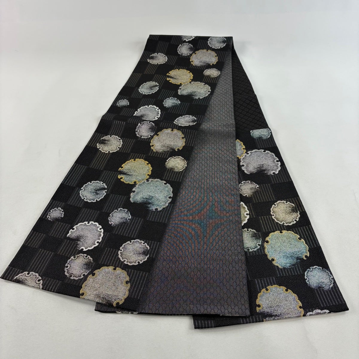 美品】 袋帯 名品 雪輪 市松 箔 金糸 黒 六通 正絹｜中古・古着