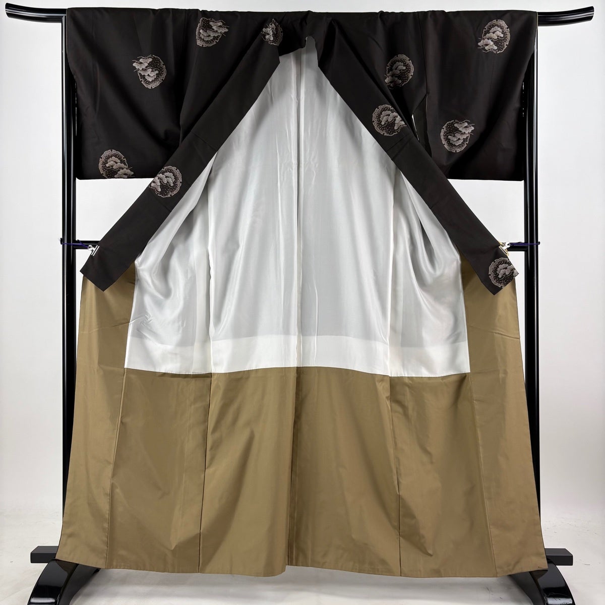 紬 身丈162cm 裄丈66cm M 袷 雪輪 松 焦茶色 正絹 秀品｜中古・古着