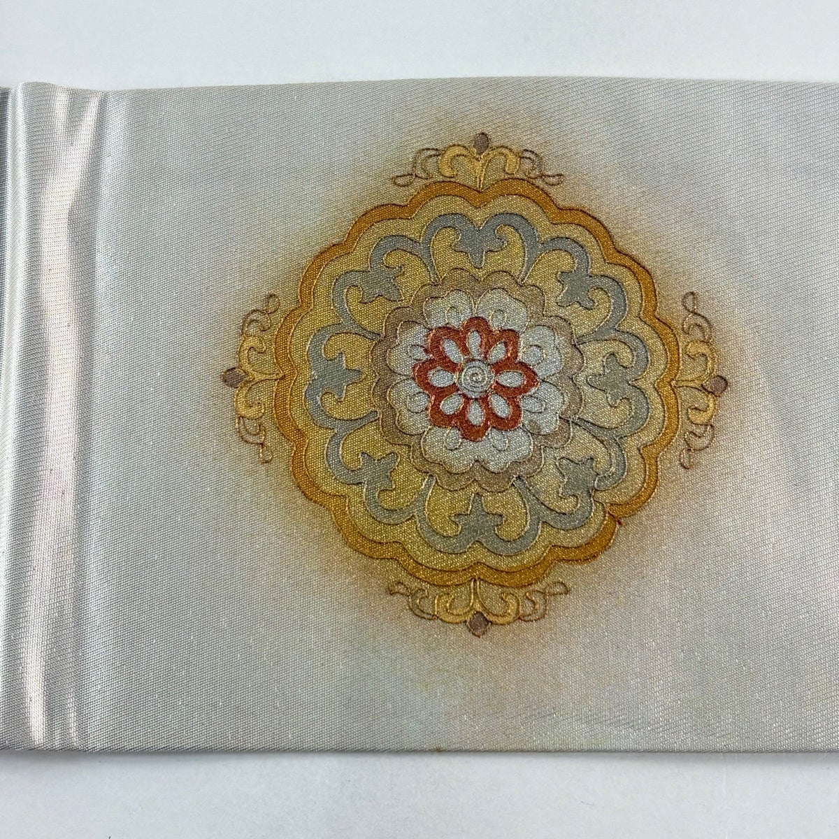 メ*3様 名古屋帯 正絹 ベージュ系 七宝柄 名古屋帯 秀品 華文 七宝 金銀彩 螺鈿 金色 正絹｜中古・古着