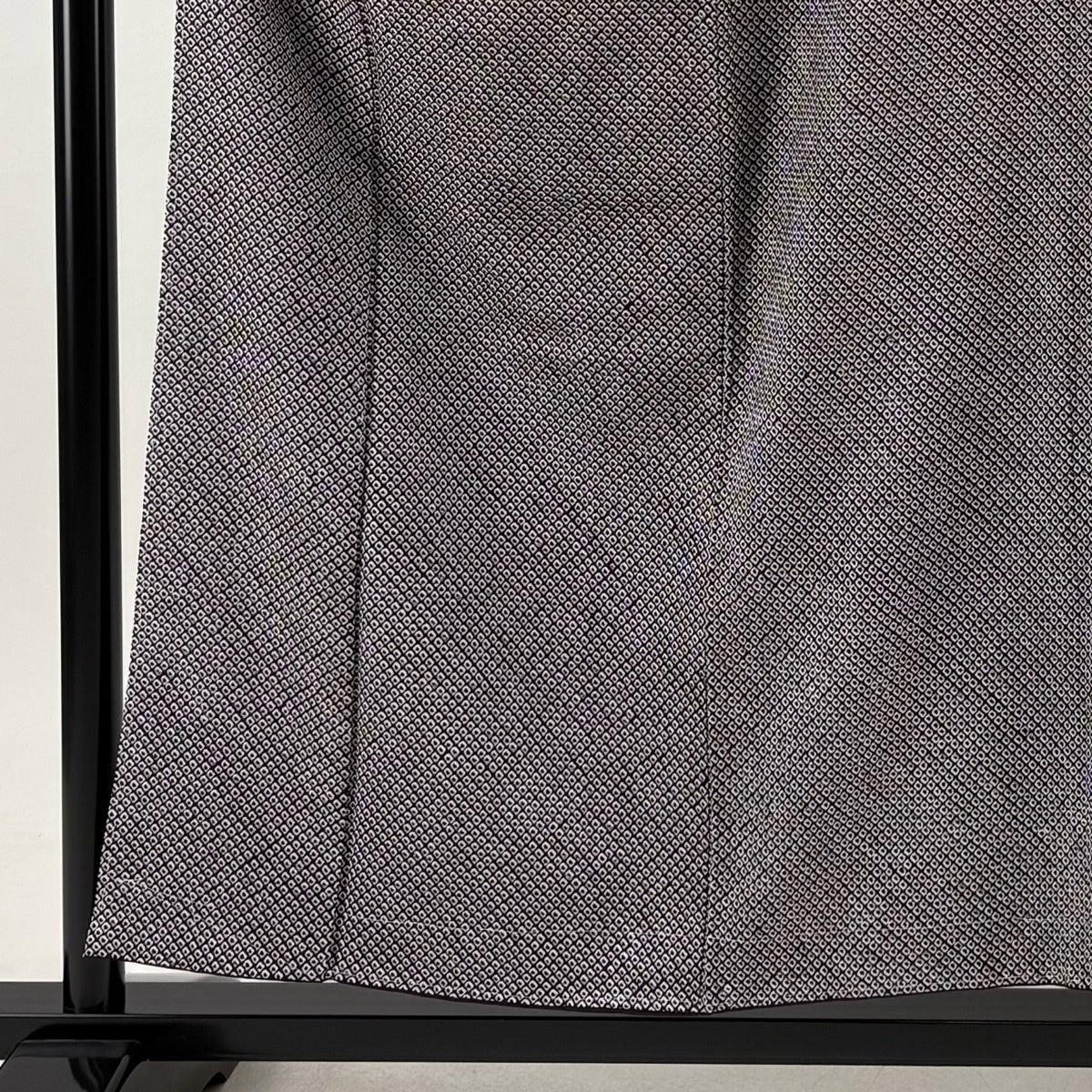 小紋 身丈155cm 裄丈61.5cm 正絹 秀品 【中古】 小紋 身丈155cm 裄丈61.5cm S 袷 総絞り 黒 正絹 秀品｜中古・古着