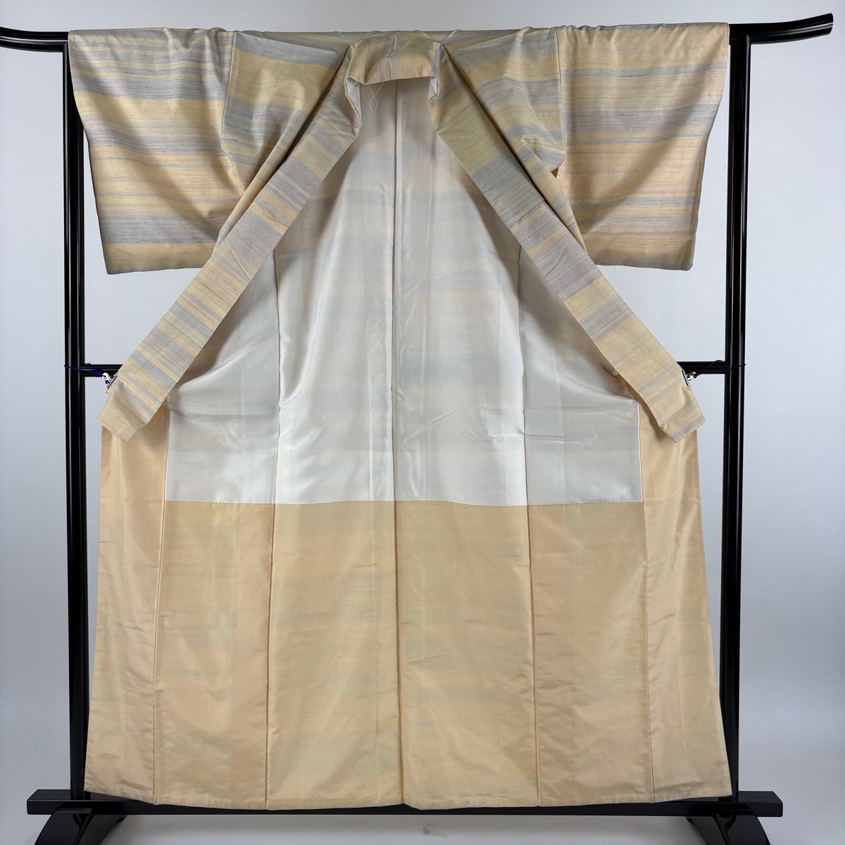 【美品】 紬 身丈159cm 裄丈64.5cm 正絹 秀品 【中古】 紬 身丈159cm 裄丈64.5cm M 袷 段縞 薄黄 正絹 秀品｜中古・古着