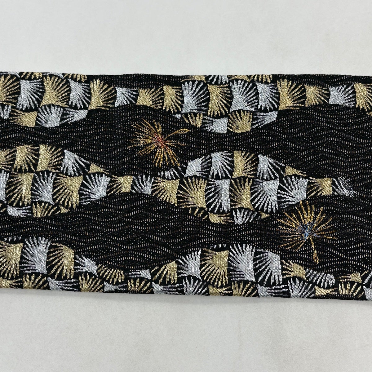 美品】 名古屋帯 秀品 よろけ縞 綿毛 金銀糸 箔 黒 正絹｜中古・古着