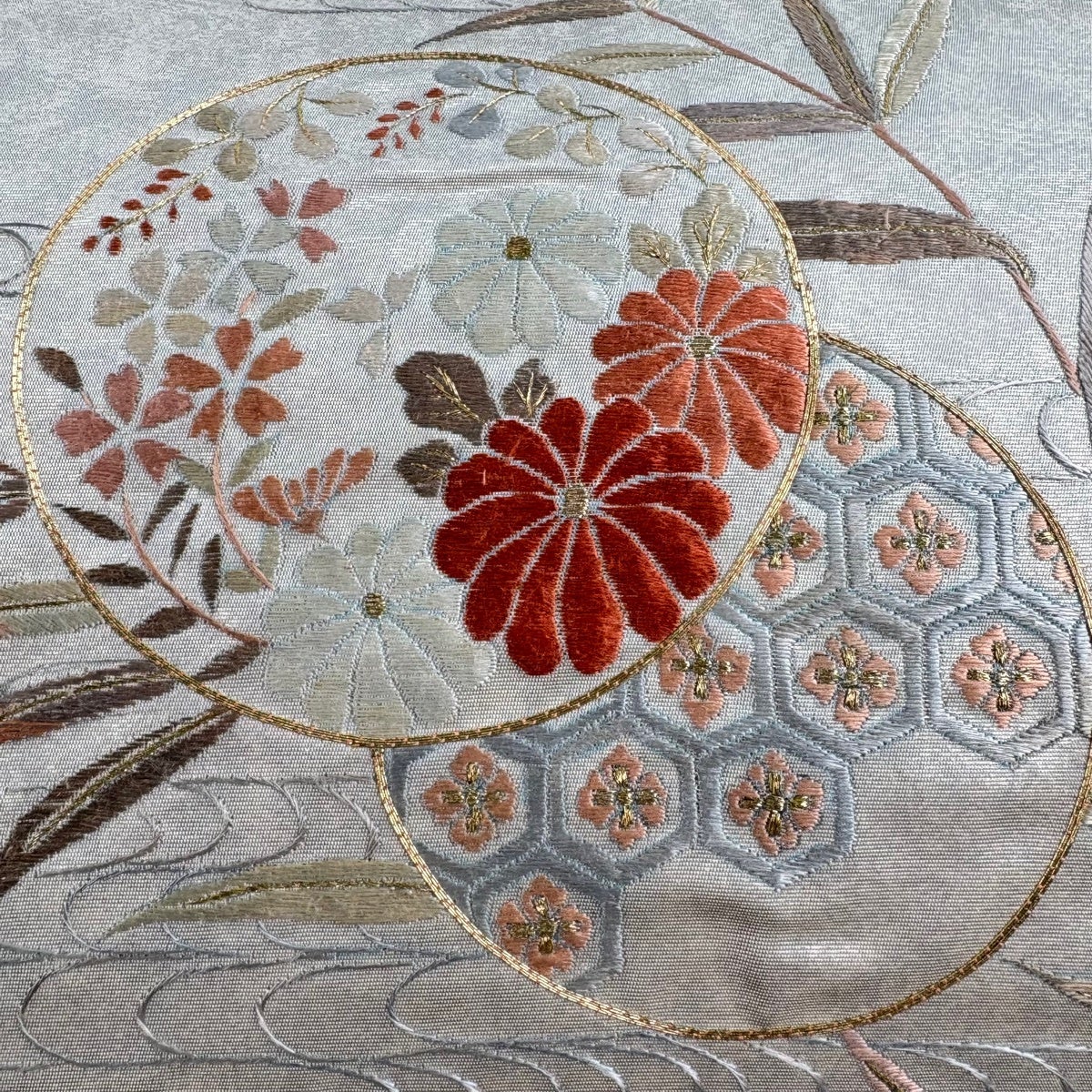 美品】 袋帯 秀品 丸文 草花 刺繍 金糸 灰白 お太鼓柄 正絹｜中古