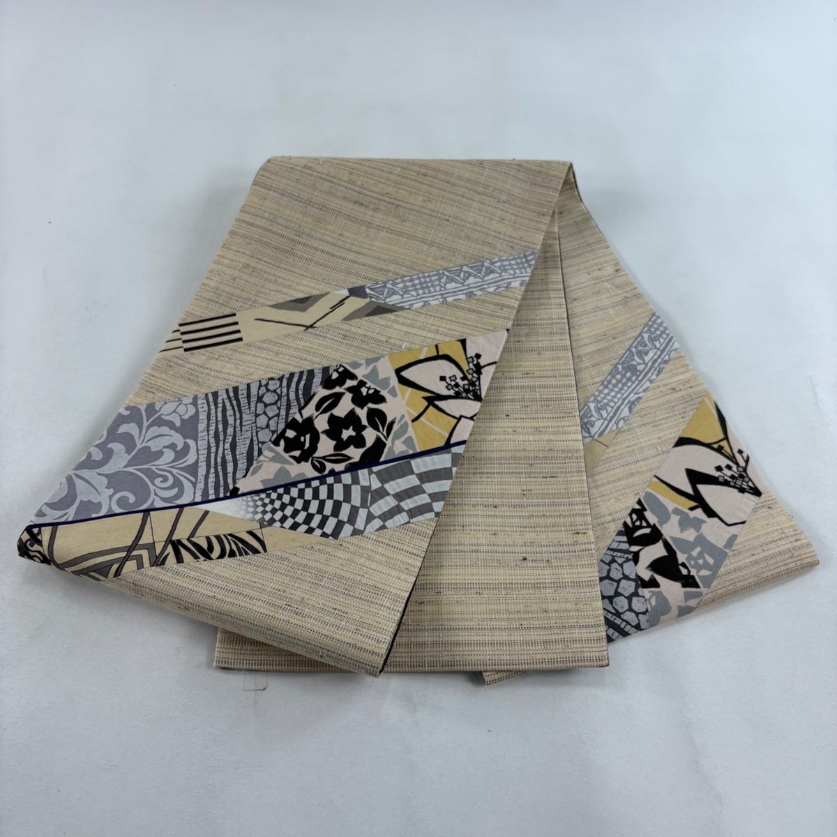 美品】 袋帯 名品 やまと 草花 幾何学模様 切り嵌め ベージュ お太鼓柄