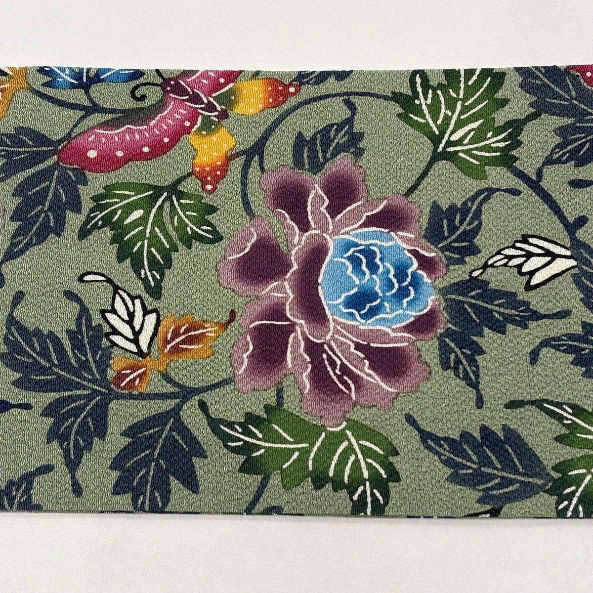 美品】 名古屋帯 逸品 城間栄順 落款あり 琉球紅型 蝶 草花 縮緬 灰緑