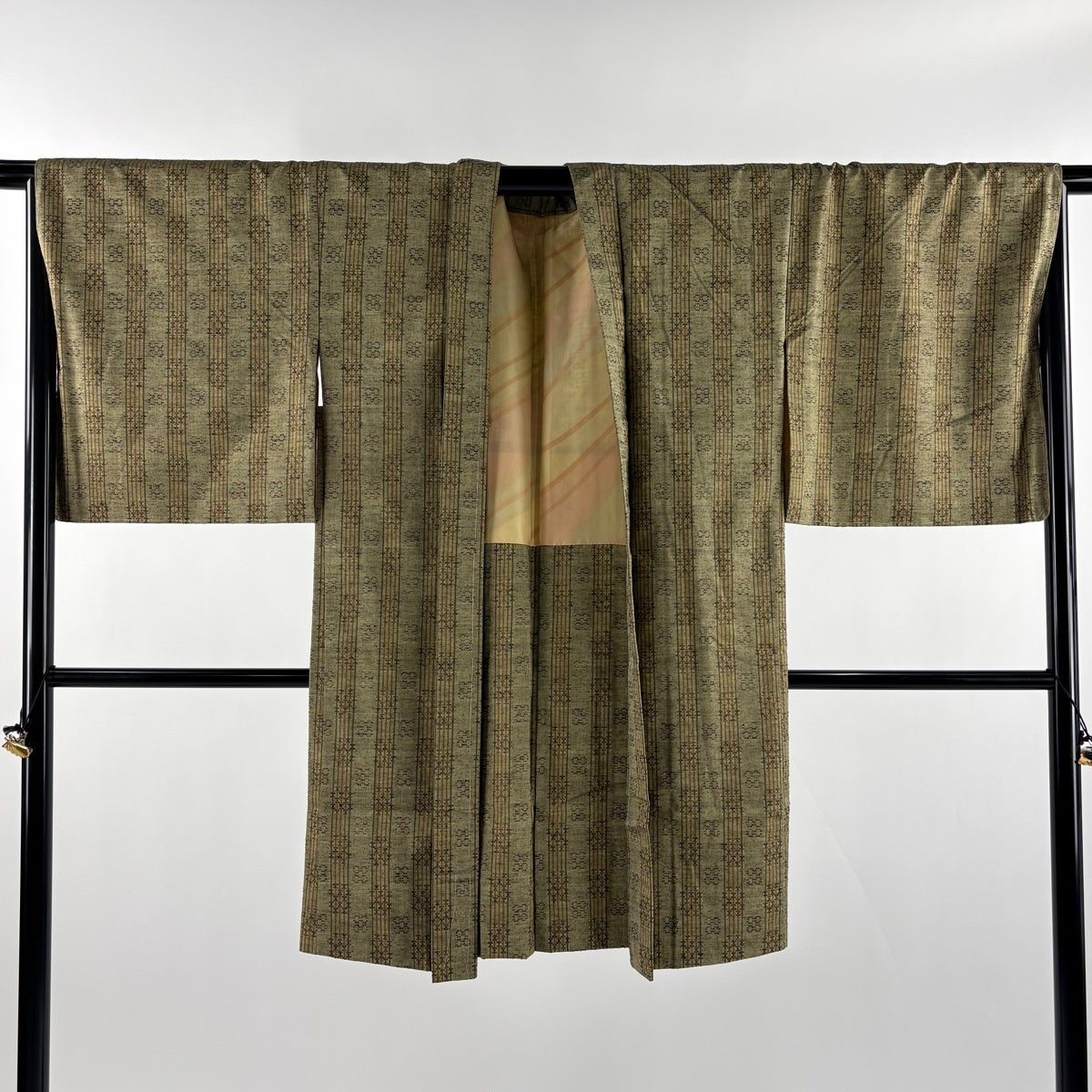 【美品】 羽織 身丈104cm 裄丈64.5cm 正絹 逸品 【中古】 美品】 羽織 身丈102.5cm 裄丈68cm L 縦縞 赤茶 正絹 名品｜中古・古着