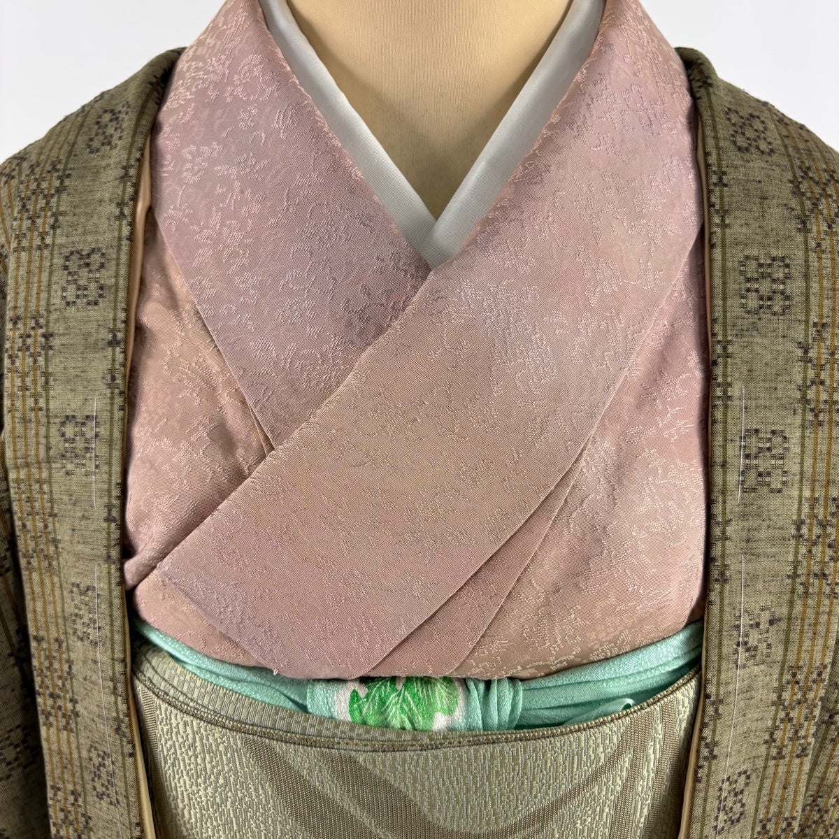 【美品】 羽織 身丈97cm 裄丈68.5cm 正絹 逸品 【中古】 美品】 羽織 身丈105cm 裄丈68.5cm L 紬地 縦縞 幾何学模様 茶緑色
