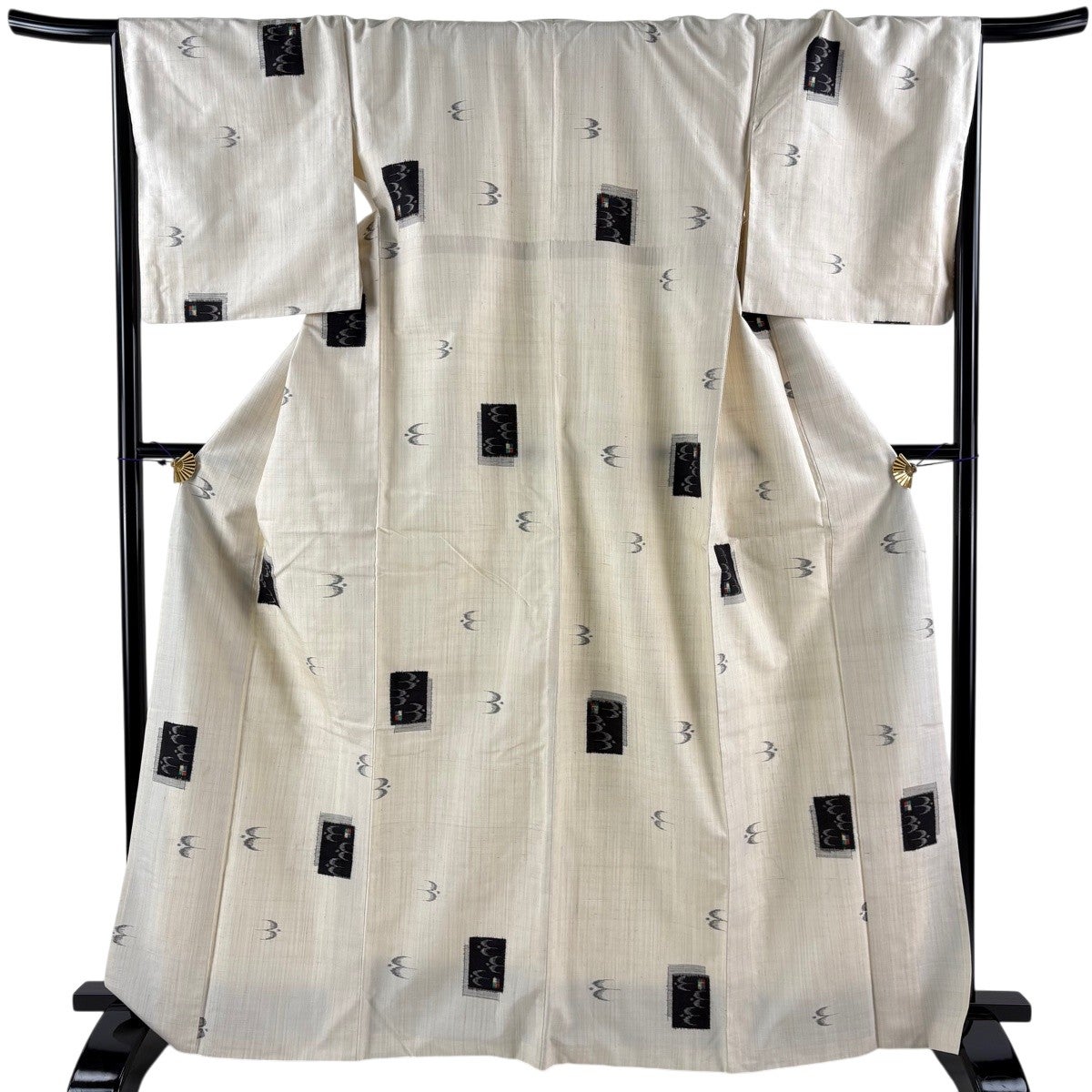 美品】 紬 身丈152cm 裄丈61cm S 単衣 燕 絣柄 クリーム 正絹 秀品