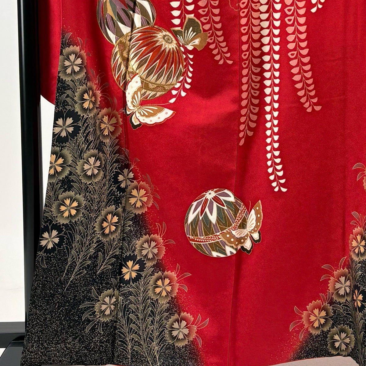 美品】 振袖 身丈163.5cm 裄丈66cm M 袷 手鞠 蝶 金彩 金糸 赤 正絹