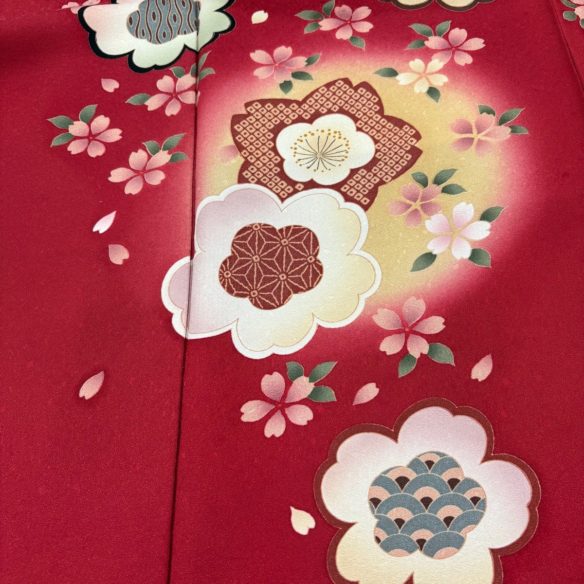 振袖 美品 名品 身丈160cm 裄丈64cm 正絹 【中古】 美品】 振袖 身丈160cm 裄丈64cm M 袷 桜 花びら ぼかし 赤 正絹 名品