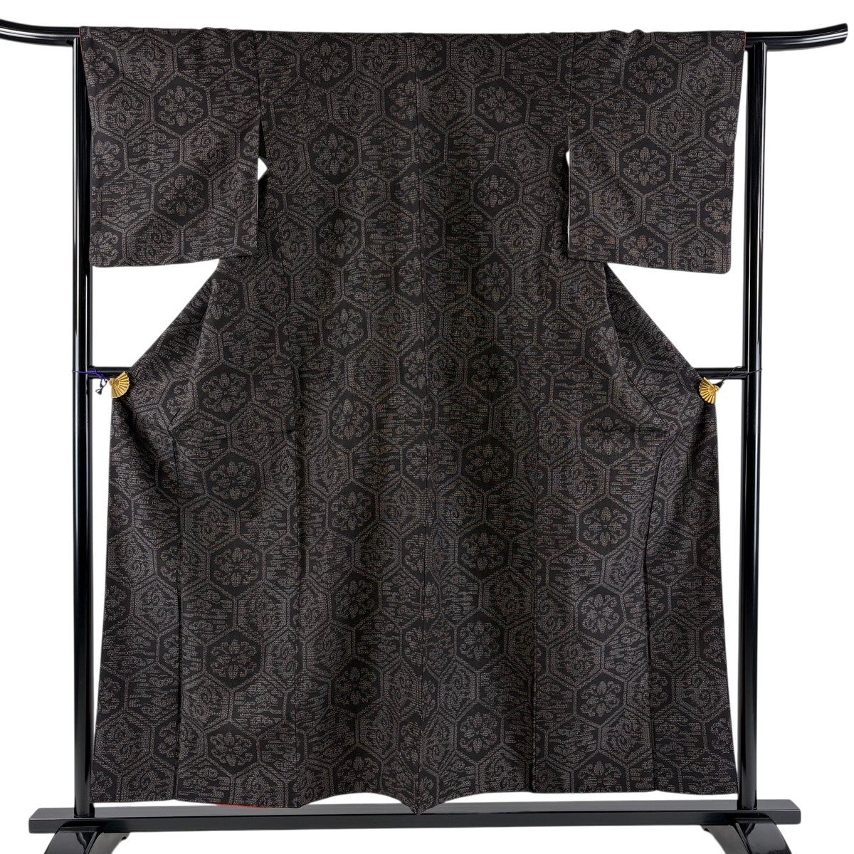 紬 身丈157cm 裄丈65cm M 袷 アンサンブル 桜 亀甲 黒 正絹 優品｜中古