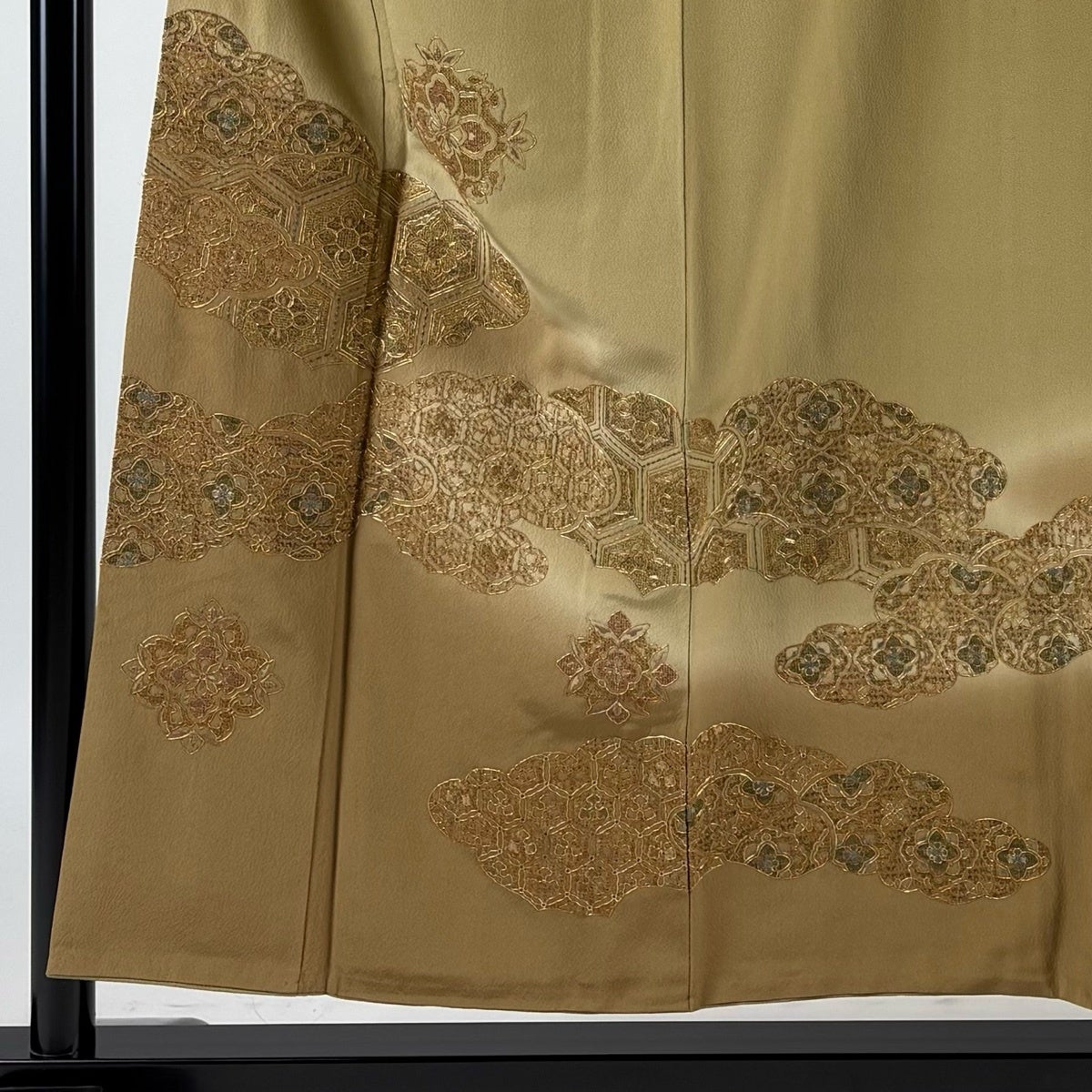 色留袖 身丈155cm 裄丈63cm S 袷 雲文 華文 刺繍 金糸 薄茶色 正絹 秀