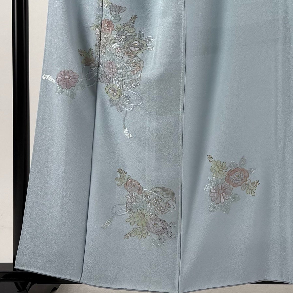 各種和服類。お金持ちさんからの出品依頼です! 付下げ 身丈159cm 裄丈64cm M 袷 文箱 草花 金糸 刺繍 水色 正絹 秀品