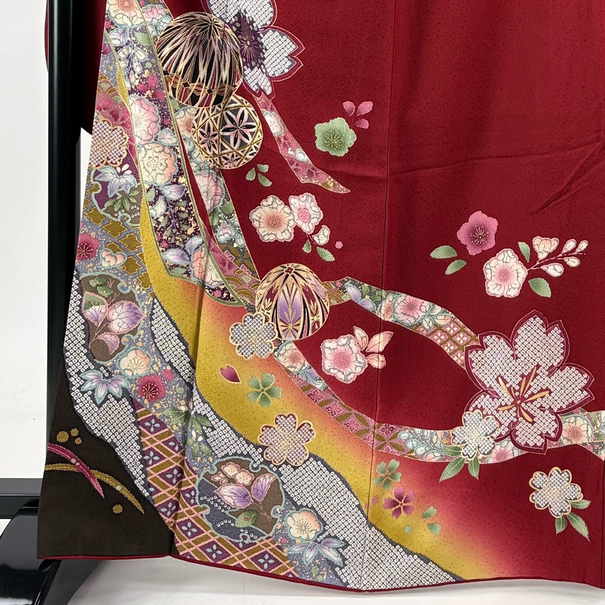 振袖 身丈165.5cm 裄丈67cm M 袷 手鞠 桜 金彩 ぼかし えんじ色 正絹