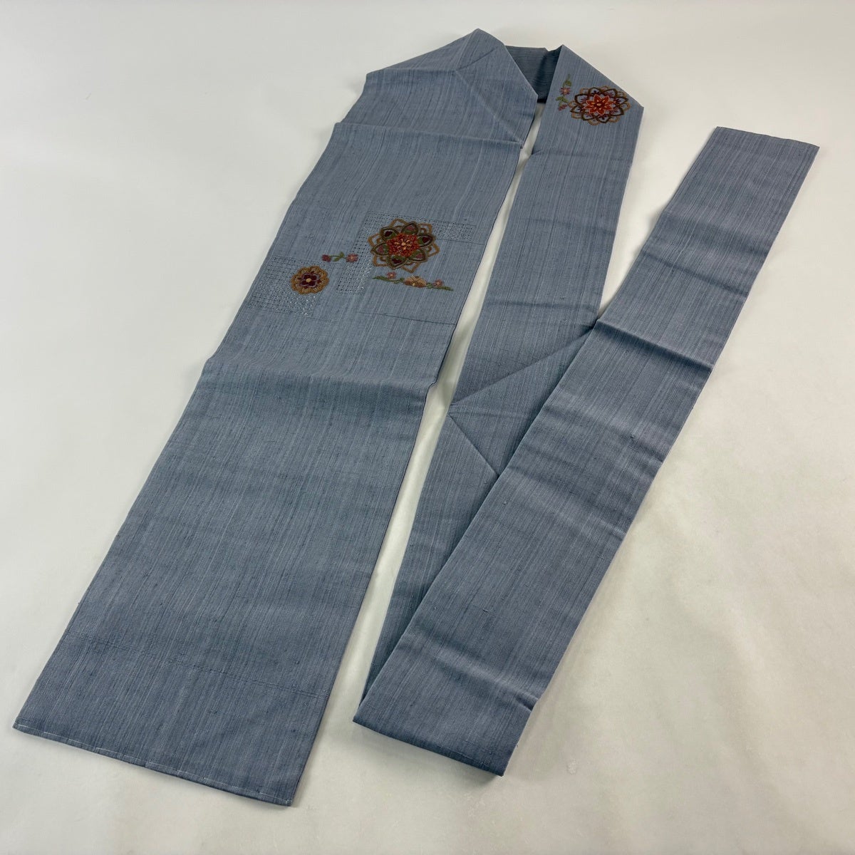 名古屋帯 秀品 紬地 華文 草花 相良刺繍 金糸 青灰色 正絹｜中古・古着