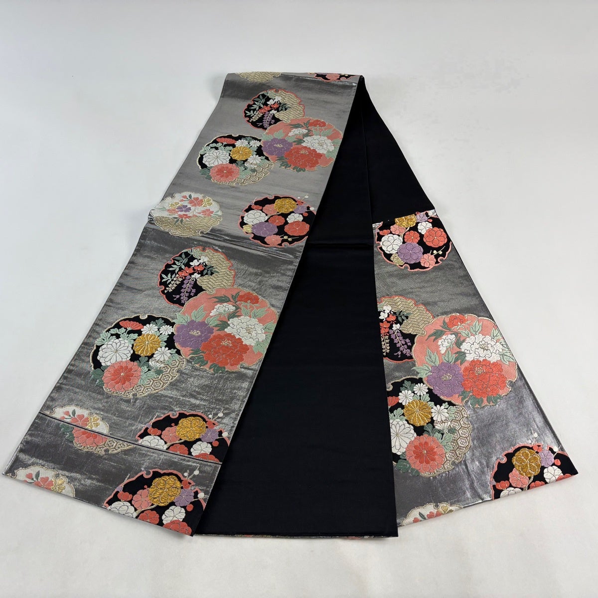 美品】 袋帯 秀品 振袖向き 桃山元禄 雪輪 草花 唐織 金銀糸 銀色 六通