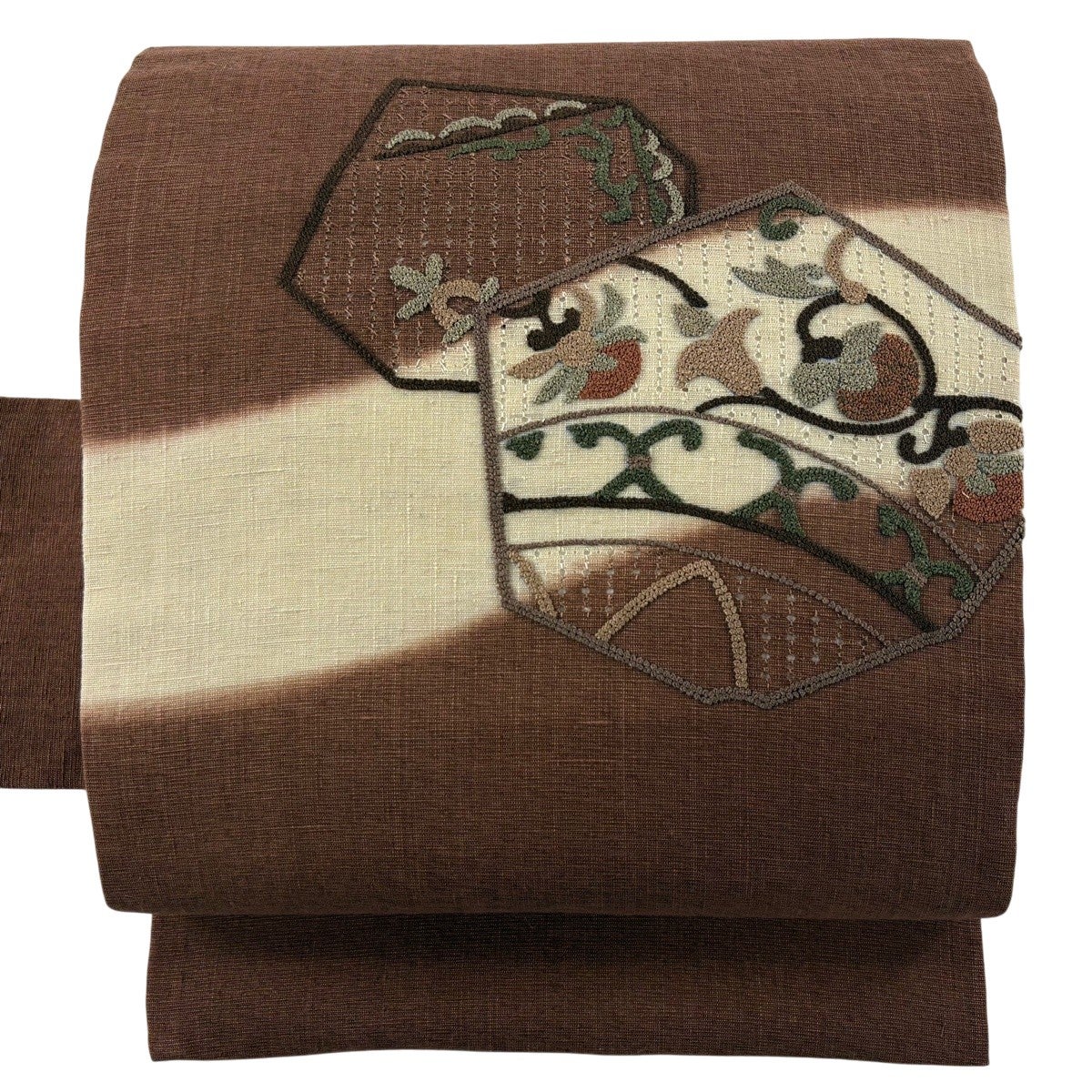 名古屋帯 汕頭刺繍 刺繍柄 花唐草模様 紬 栗梅色 O-6032 名古屋帯 秀品 紬地 花唐草 相良刺繍 汕頭刺繍 焦茶色 正絹｜中古