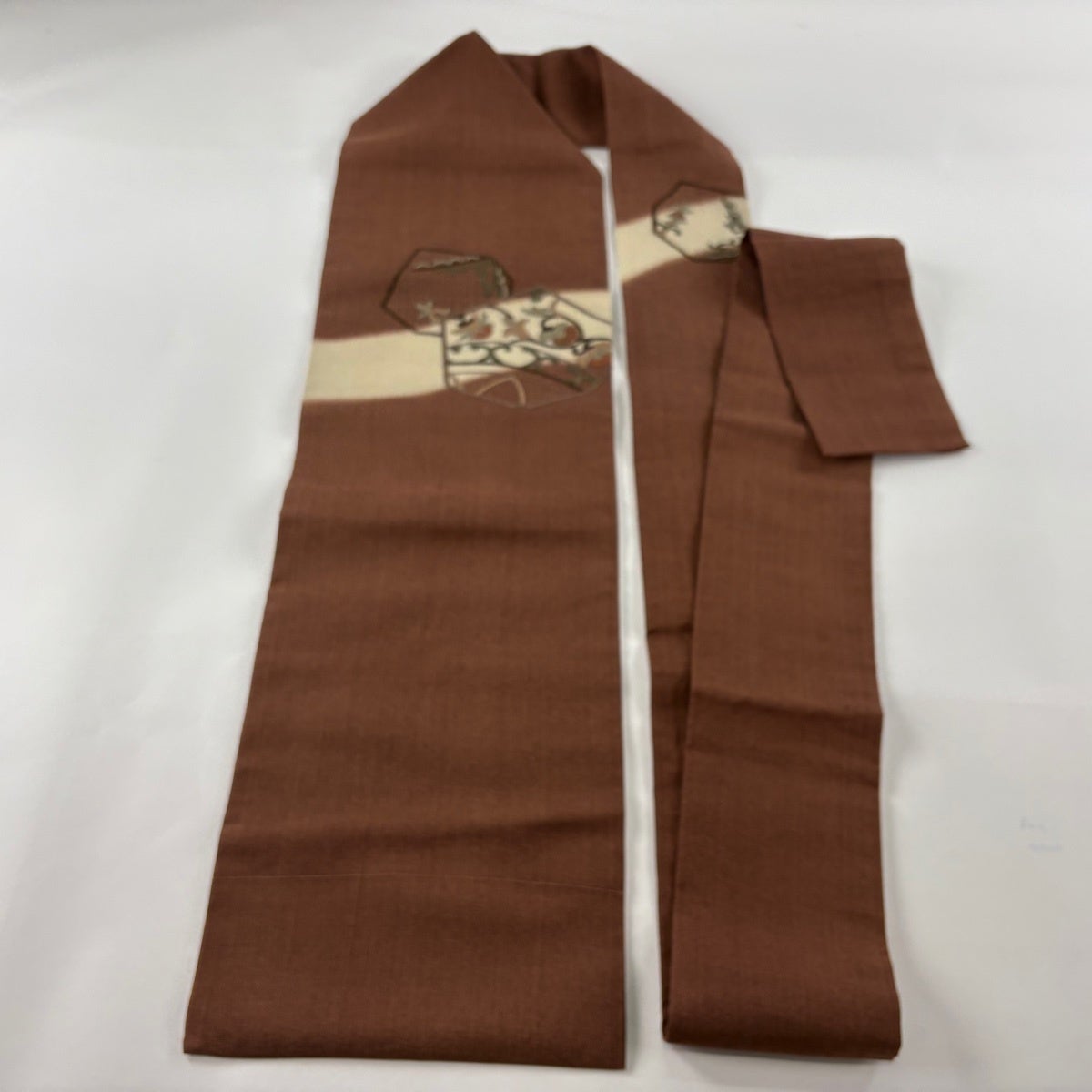 名古屋帯 紬 汕頭刺繍 相良刺繍 花唐草模様 茶色 O-5674 名古屋帯 秀品 紬地 花唐草 相良刺繍 汕頭刺繍 焦茶色 正絹｜中古