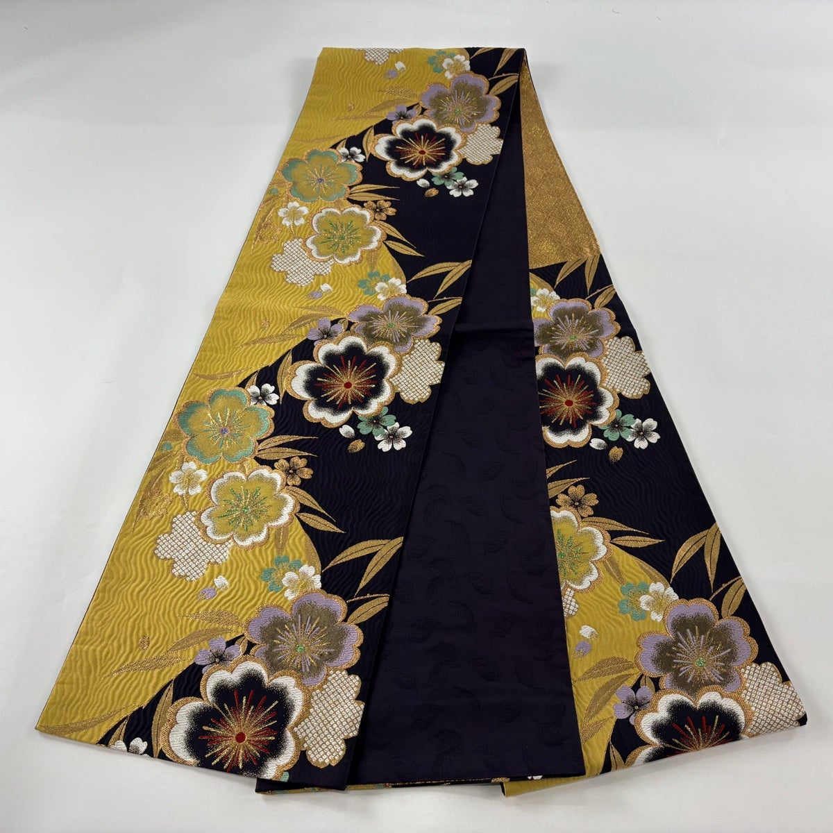 美品】 袋帯 秀品 振袖向き 桜 花びら 金糸 箔 黒 六通 正絹｜中古
