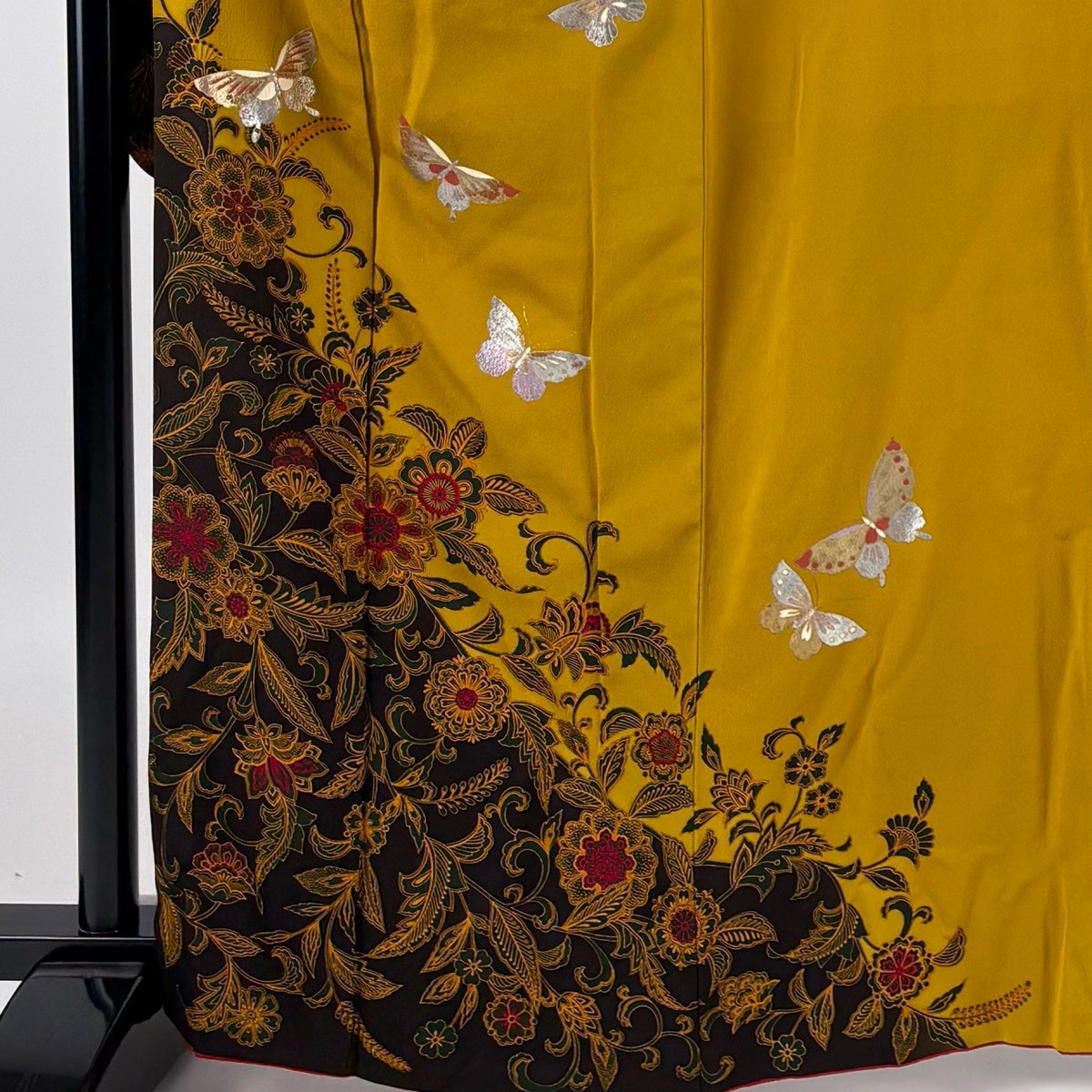 振袖 秀品 身丈164.5cm 裄丈68cm 正絹 【中古】 振袖 身丈164cm 裄丈66.5cm M 袷 蝶 更紗 金銀彩 山吹色 正絹 秀品