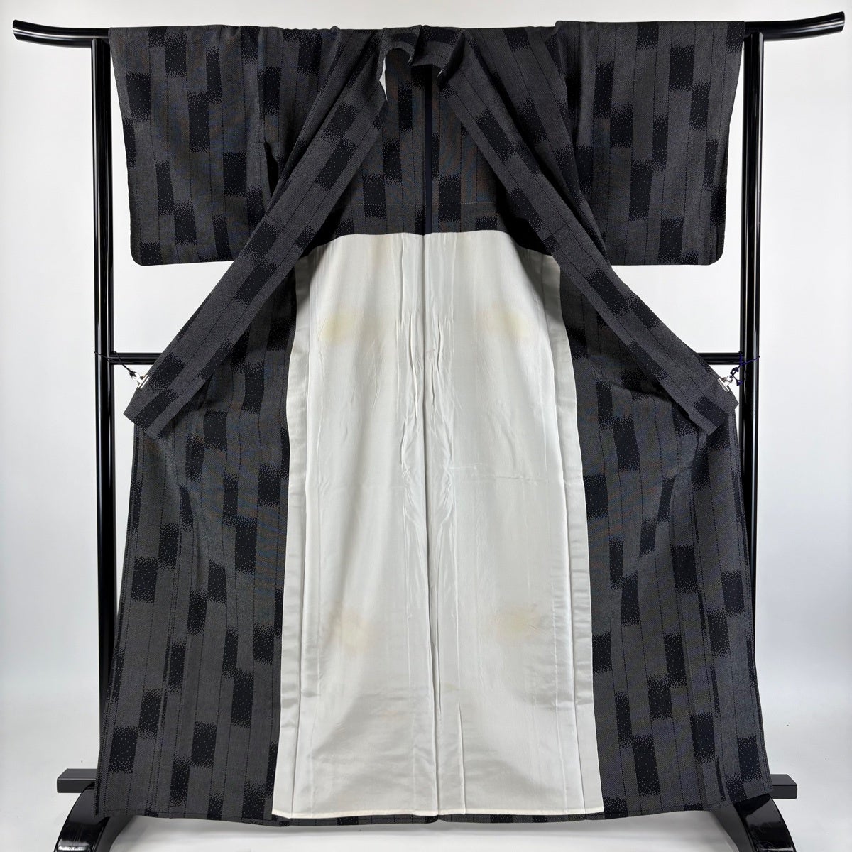 紬 身丈166cm 裄丈63cm S 単衣 縞 幾何学模様 黒灰 正絹 秀品｜中古