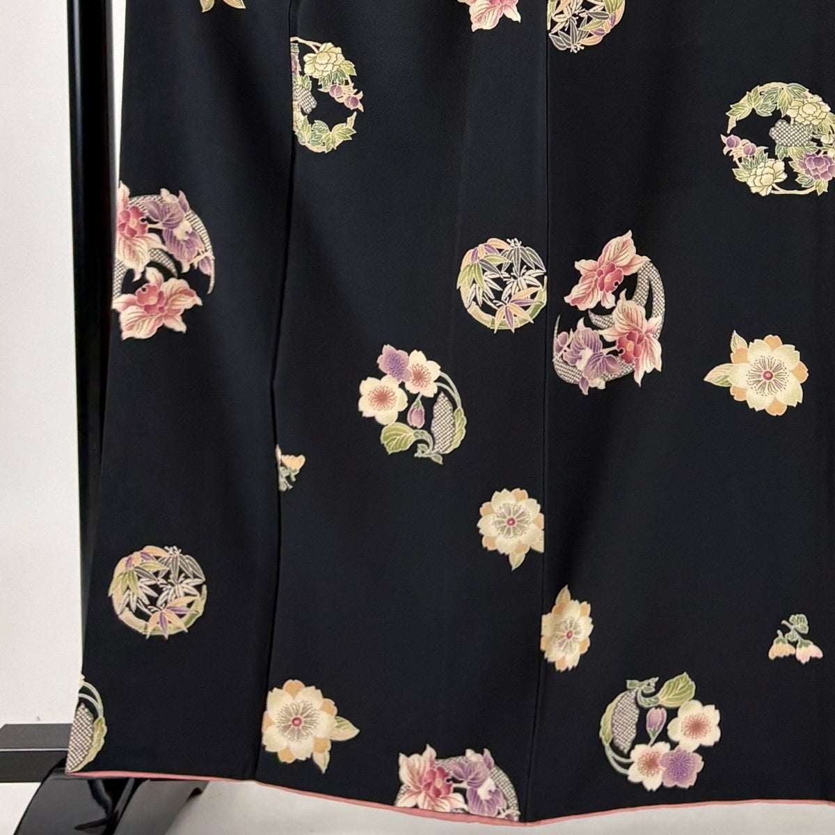 小紋 着物 中古 正絹 袷 カジュアル 刺繍 花模様 地模様 黒鳶色 多色 金 身丈161cm 裄64cm M きもの北條 A1027-3 小紋 着物 中古 正絹 袷 カジュアル 刺繍 花模様 地模様 黒鳶色 多色