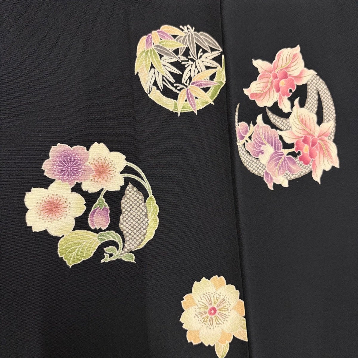 小紋 着物 中古 正絹 袷 カジュアル 刺繍 花模様 地模様 黒鳶色 多色 金 身丈161cm 裄64cm M きもの北條 A1027-3 小紋 着物 中古 正絹 袷 カジュアル 刺繍 花模様 地模様 黒鳶色 多色