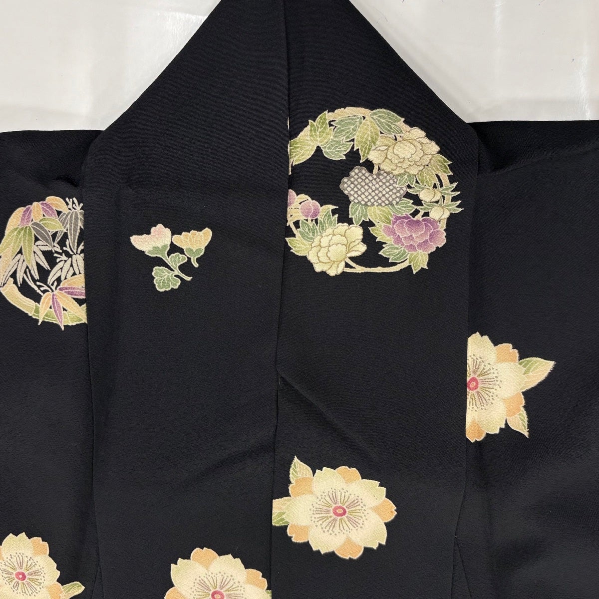 小紋 着物 中古 正絹 袷 カジュアル 刺繍 花模様 地模様 黒鳶色 多色 金 身丈161cm 裄64cm M きもの北條 A1027-3 小紋 着物 中古 正絹 袷 カジュアル 刺繍 花模様 地模様 黒鳶色 多色