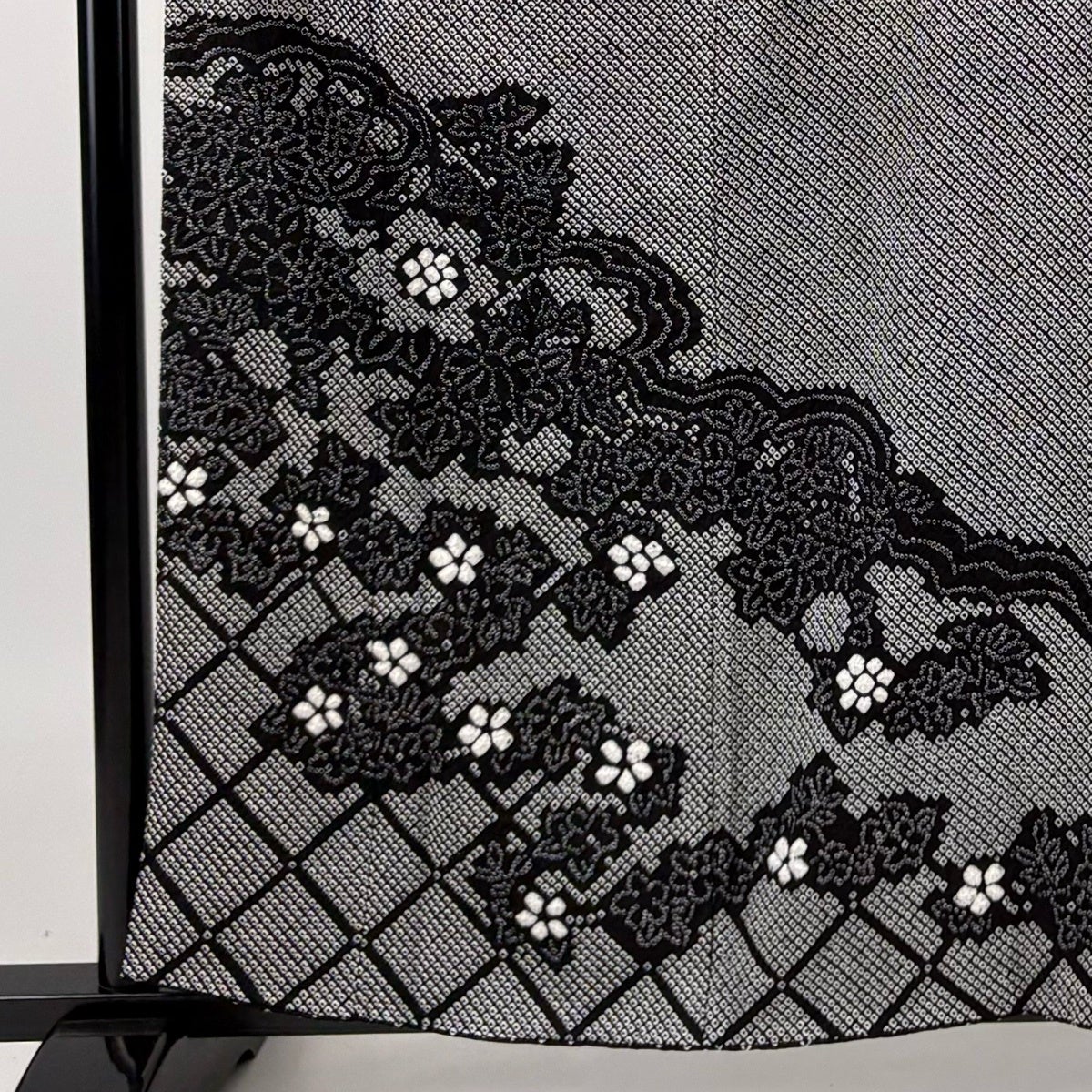 【美品】 訪問着 身丈158cm 裄丈63.5cm 正絹 名品 【中古】 美品】 訪問着 身丈158cm 裄丈64.5cm M 袷 草花 斜め格子 総絞り 黒
