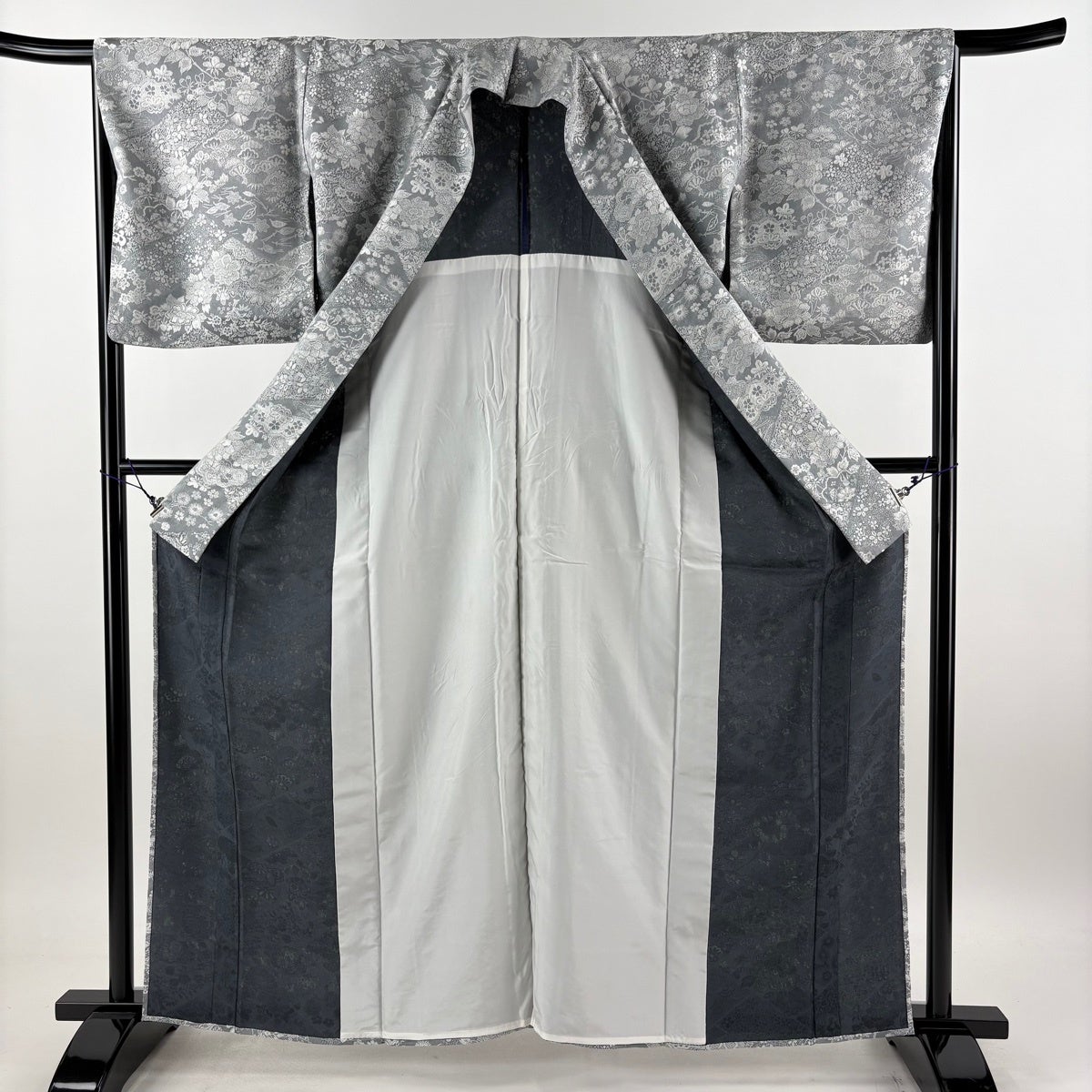 小紋 身丈162cm 裄丈66cm 正絹 秀品 【中古】 小紋 身丈162cm 裄丈66cm M 単衣 紋意匠 草花 灰色 正絹 名品｜中古