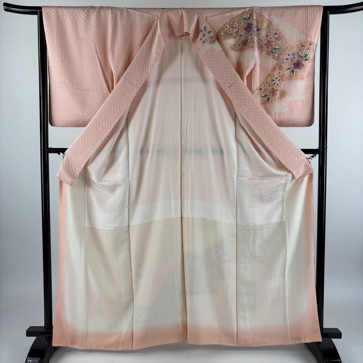 紬着物 抽象柄 孔雀 花柄 縞模様 胡粉色 しつけ糸 トールサイズ K-5768 紬着物 抽象柄 孔雀 花柄 縞模様 胡粉色 しつけ糸 トールサイズ K-5768