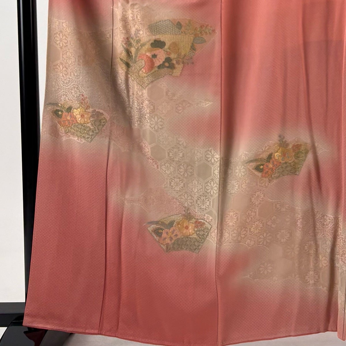 付下げ 身丈162cm 裄丈67cm M 袷 扇面 草花 刺繍 金彩 サーモンピンク