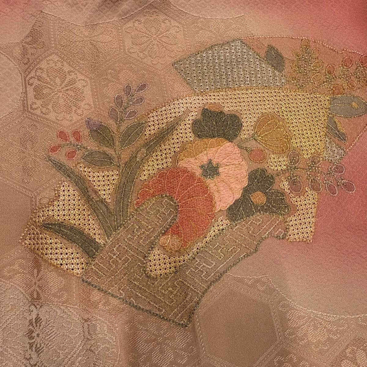 付下げ 身丈162cm 裄丈67cm M 袷 扇面 草花 刺繍 金彩 サーモンピンク