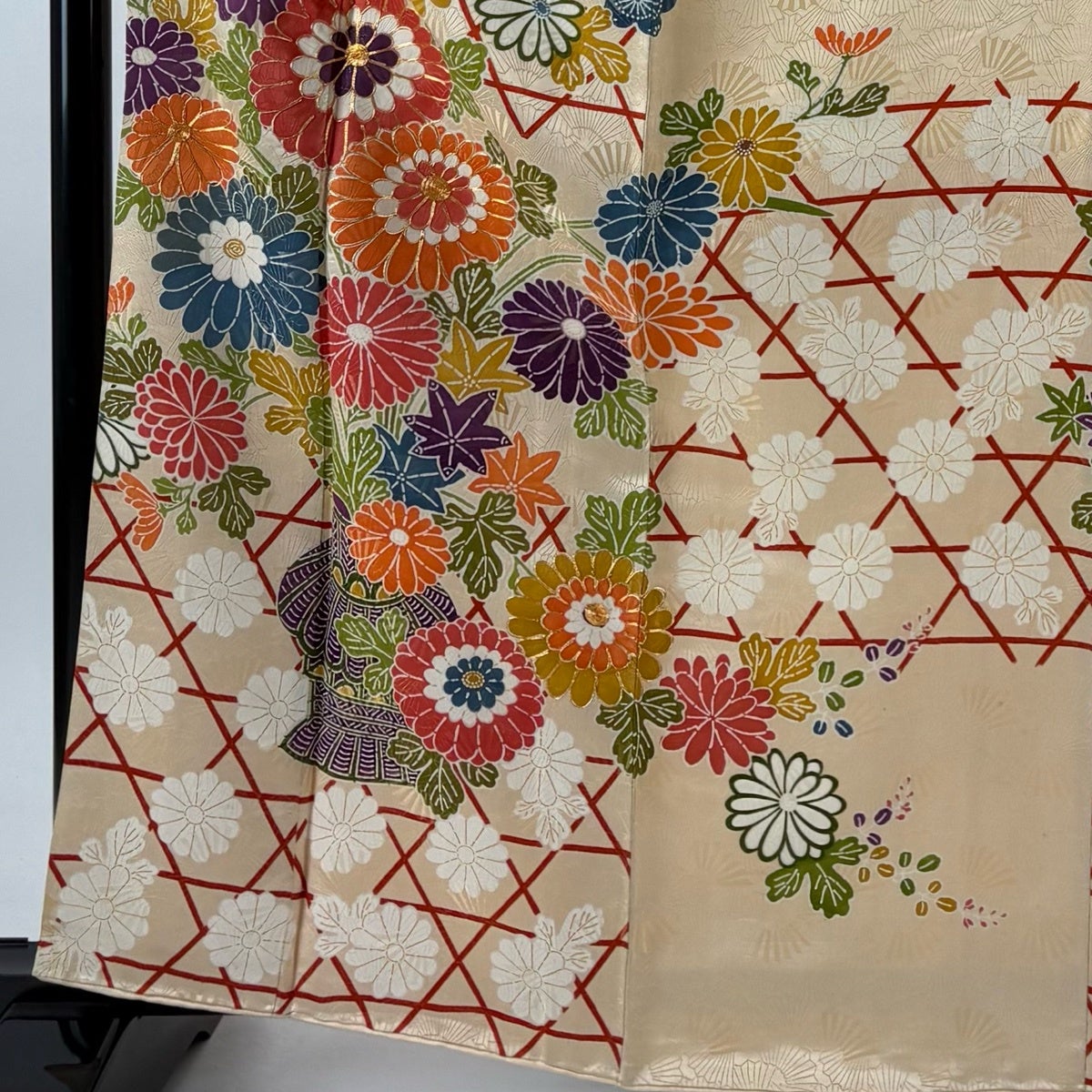 【着物】 付下げ 刺繍 梅 松 菊文様 金糸 身丈約160.5cm 裄丈約64cm 24z-2384 振袖 身丈163cm 裄丈64cm M 袷 菊 花器 金糸 ベージュ 正絹 秀品｜中古