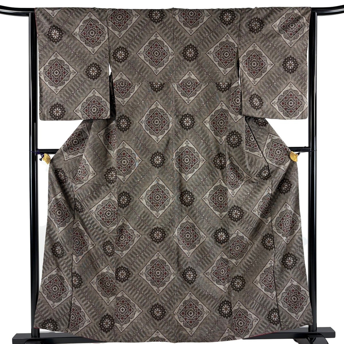 【美品】 紬 身丈160cm 裄丈65cm 正絹 秀品 【中古】 紬 身丈160cm 裄丈64cm M 袷 花 菱文 焦茶色 正絹 秀品｜中古・古着