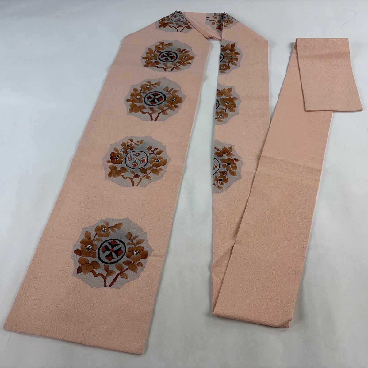 【名古屋帯】　南天の花丸　落款入り　正絹　シンプル ベージュ　桜鼠色　K 名古屋帯 秀品 椿 丸文 金彩 縮緬 薄ピンク 正絹｜中古・古着