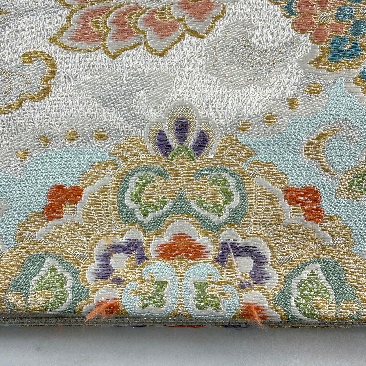 明綴れ袋帯　ベージュ　ゴールド　赤濃淡　グリーン　紫　青　唐花　B1247 袋帯 リバーシブル 両面 正絹 軽量帯 薄黄 × 水色 花柄 花唐草