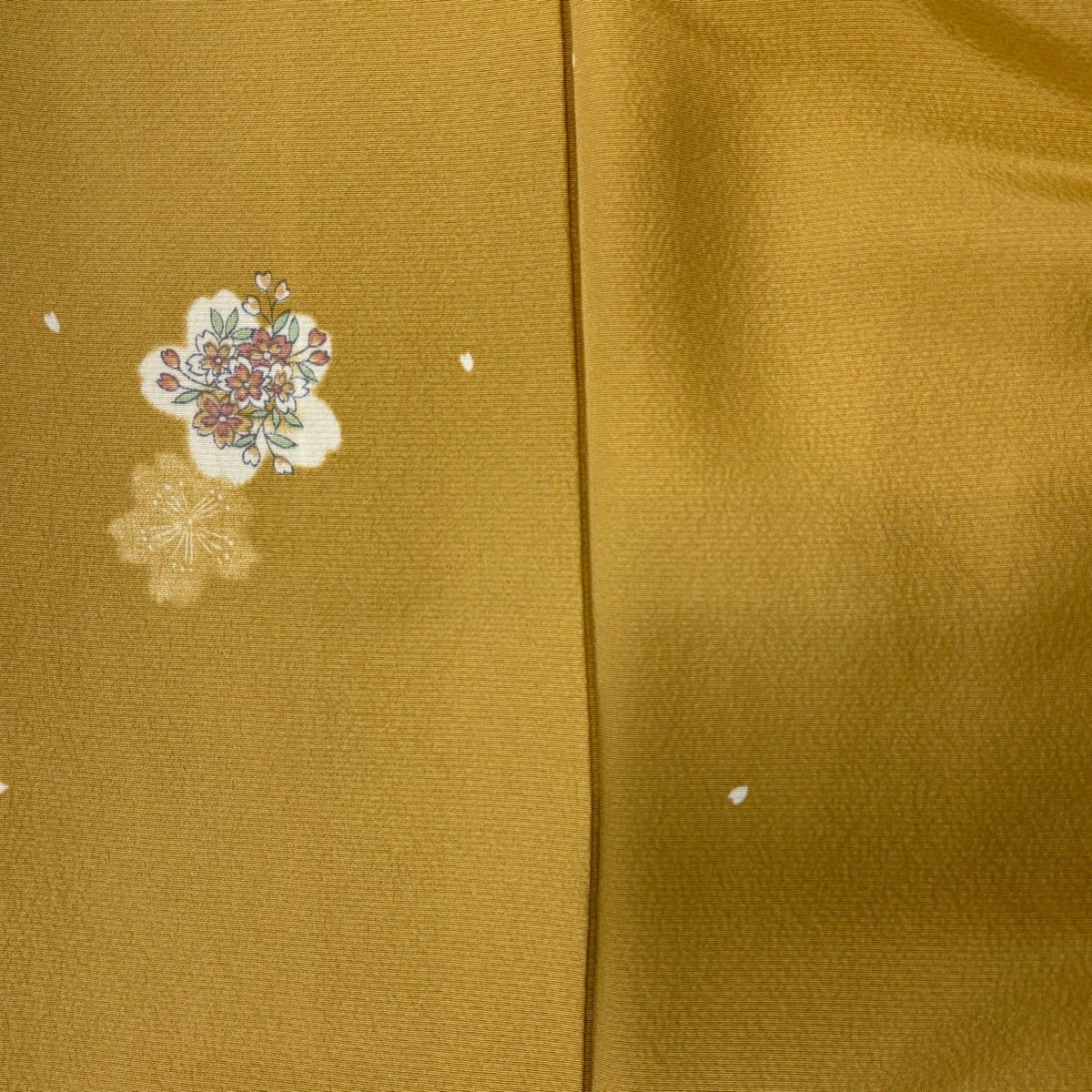小紋 着物 袷 縮緬 ちりめん 金彩加工 桜 椿 裄64 Ｍ 中古 sn1835 小紋 着物 未使用 正絹 袷 刺繍 卵色 霞 桜 花柄 金彩加工 新古品