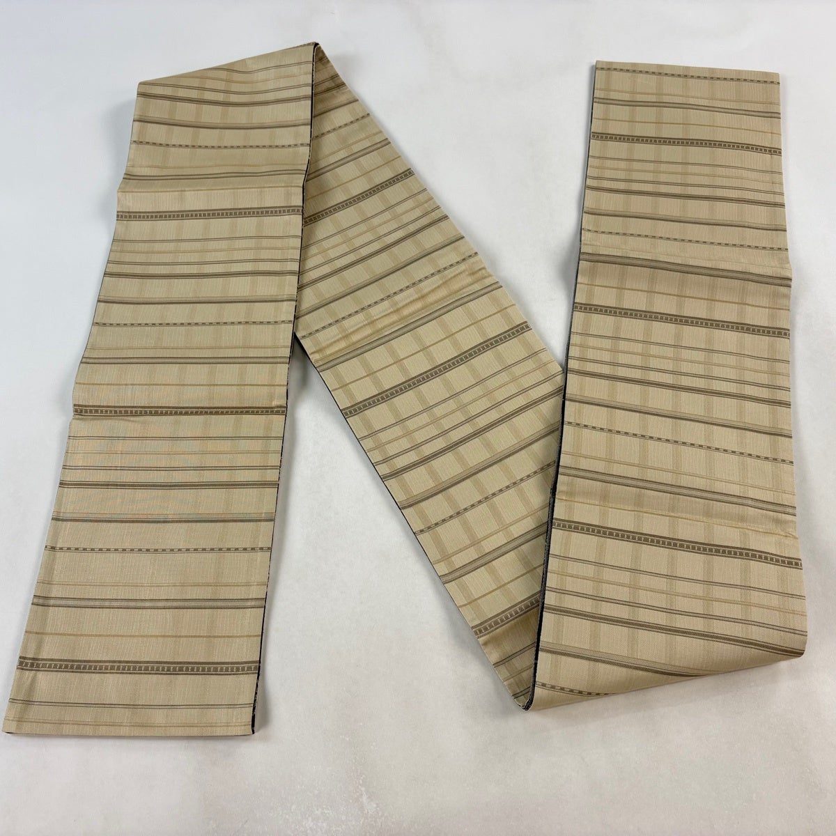 半幅帯 紬 リバーシブル つむぎ 縞模様 ベージュ NO-1226 美品】半幅帯 名品 紬地 縞 ベージュ 正絹｜中古・古着・リサイクル